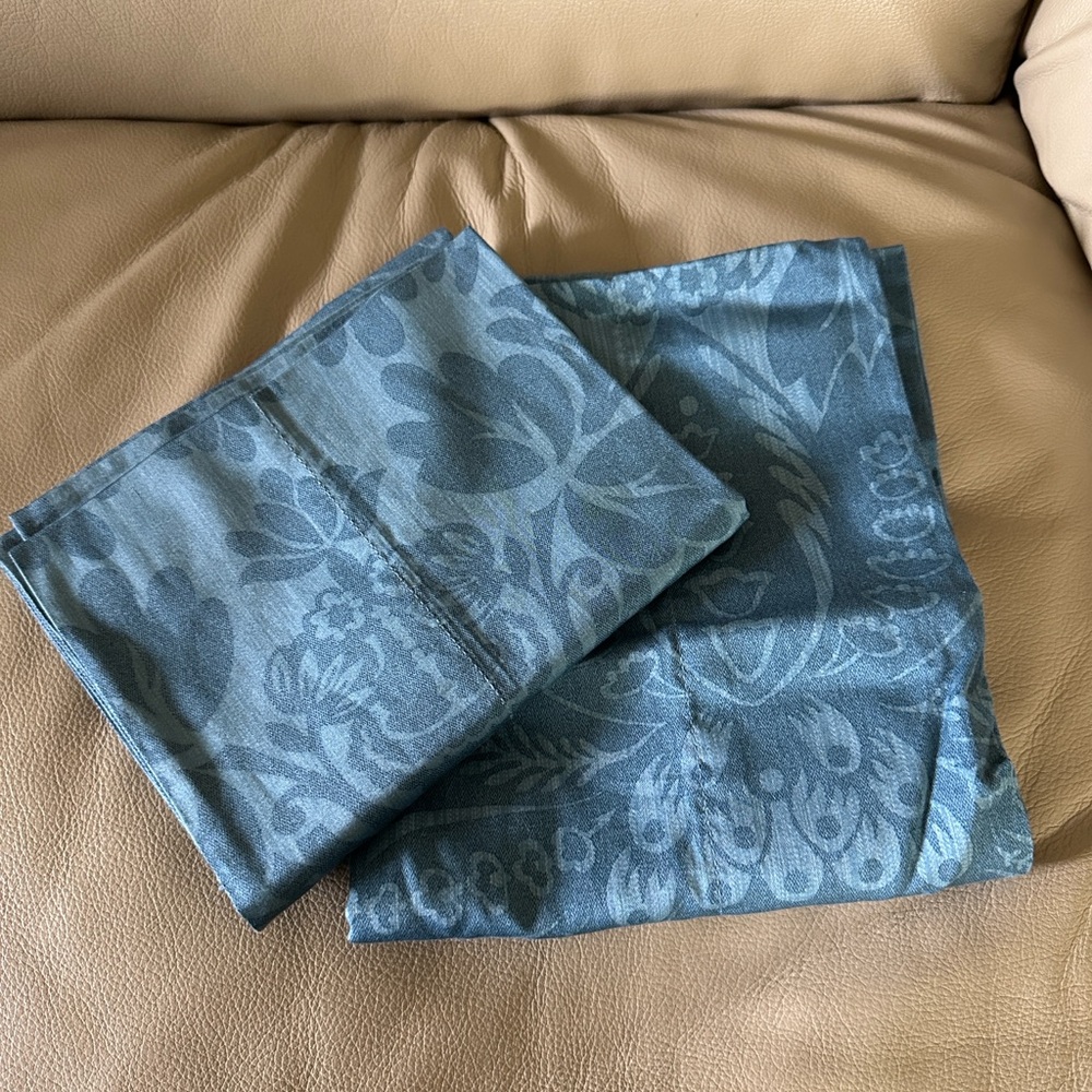 2 Ralph Lauren Navy Label on Light Blue Cotton Standard Pillowcases